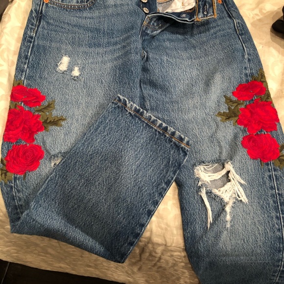 Rose embroidered Levi’s - Picture 2 of 3